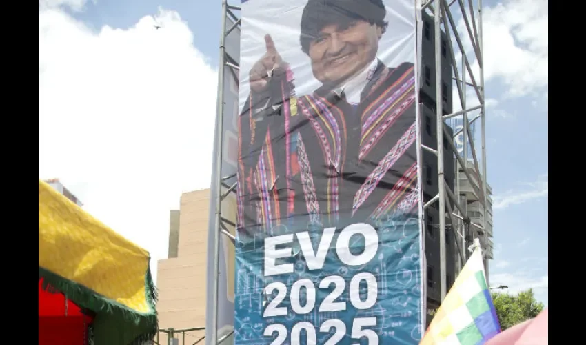 Foto ilustrativa de un cartel para la reelección de Evo Morales. 