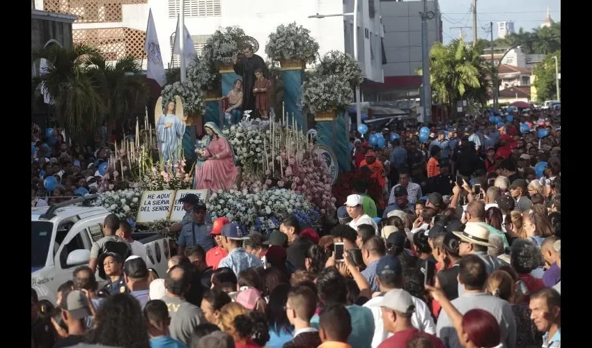 Todos los años, la procesión de san Juan Bosco estuvo repleta. La gente va en familia a compartir con el santo. FOTO: ROBERTO BARRIOS