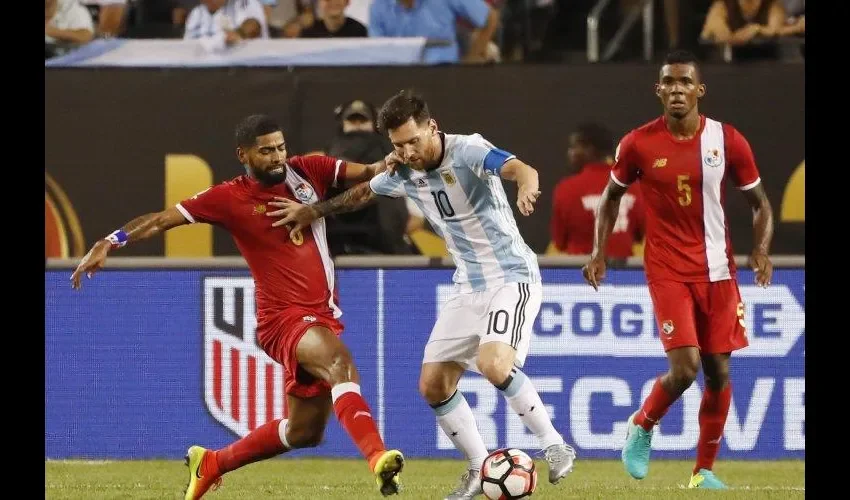 Gabriel "Gavilán" Gómez compartió en el campo de juego con Messi.