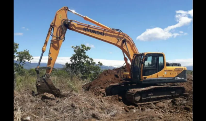 Construcción de nuevas trincheras en el vertedero de Caldera.