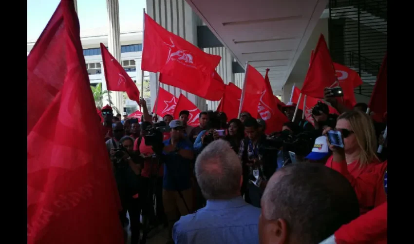Foto ilustrativa de la concentración que realizaron en la parte exterior del Tribunal Electoral. 