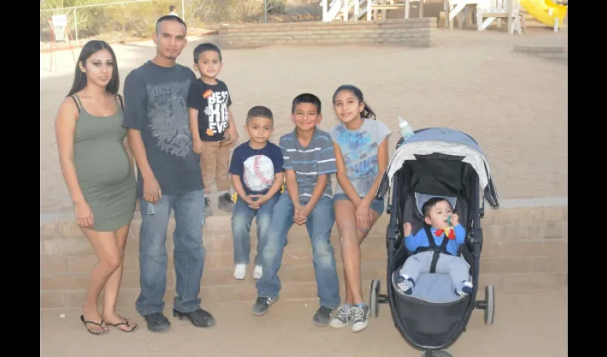 Jesús Berrones posa junto a sus cinco hijos y su esposa Sonia. FOTO/EFE