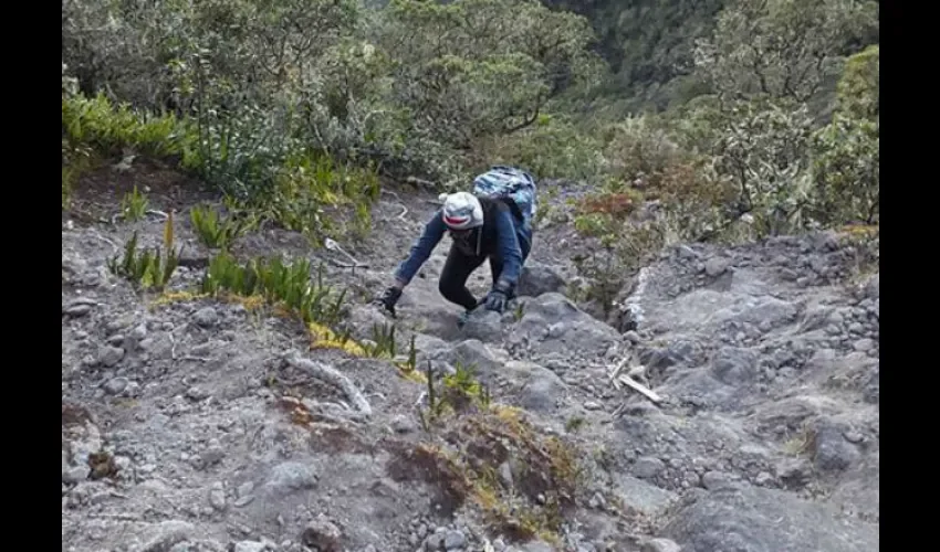Subir hacia el volcán no es nada fácil para los aventureros. Foto: Cortesía