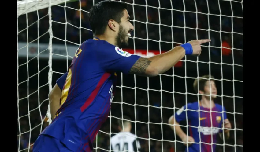 Luis Suárez, delantero del Barcelona, celebra el gol anotado ante el Valencia.