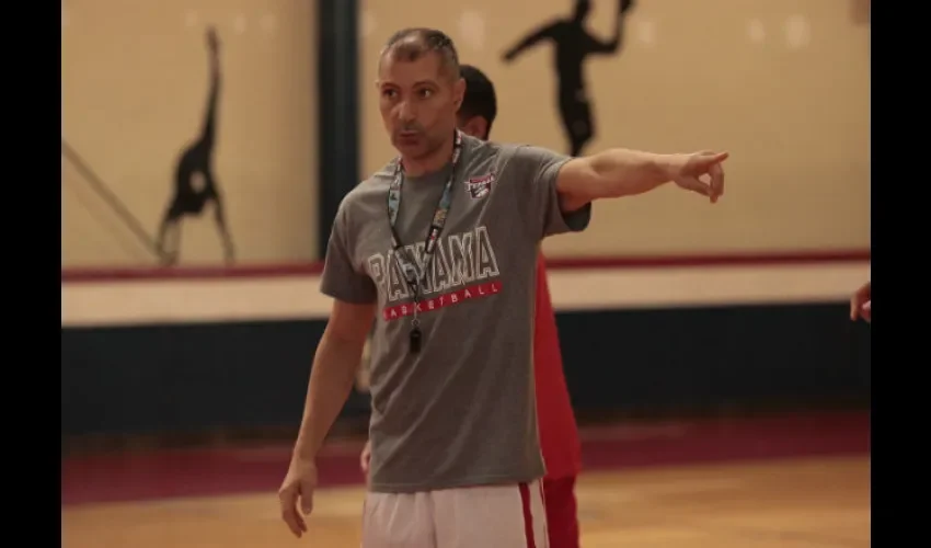 Manuel Hussein es el técnico de la selección de baloncesto de Panamá. 