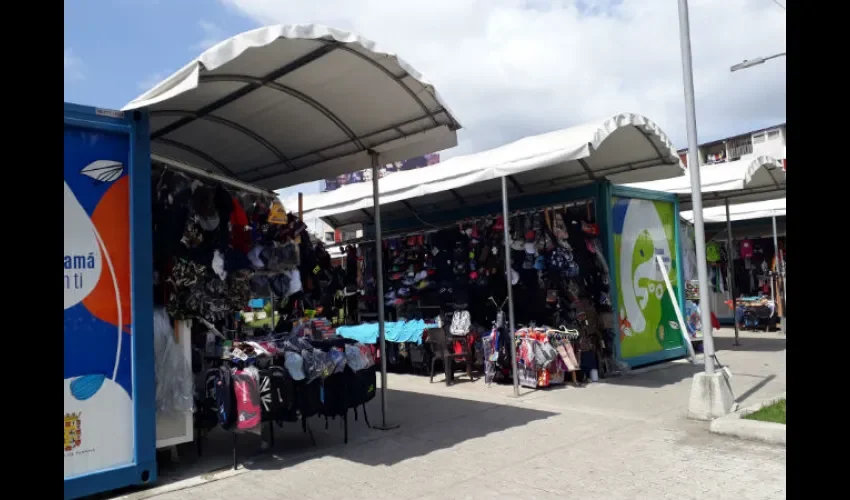 Los buhoneros aseguran que no han tenido buenas ventas. Foto: Roberto Barrios.