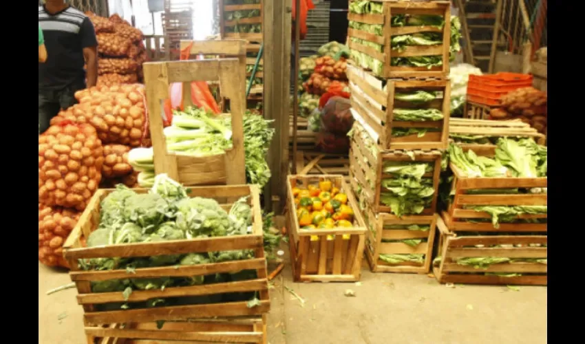 En el mercado los precios son más bajos, pero la costumbre es comprar en tiendas. Fotos: Roberto Barrios  