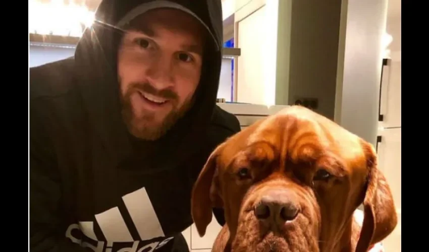 Messi junto a su enorme mascota.