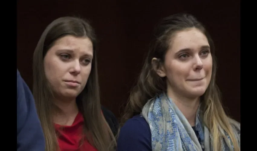 Dos de las tres hijas de  Randall Margraves que fueron violadas por Larry Nasar. Foto: AP