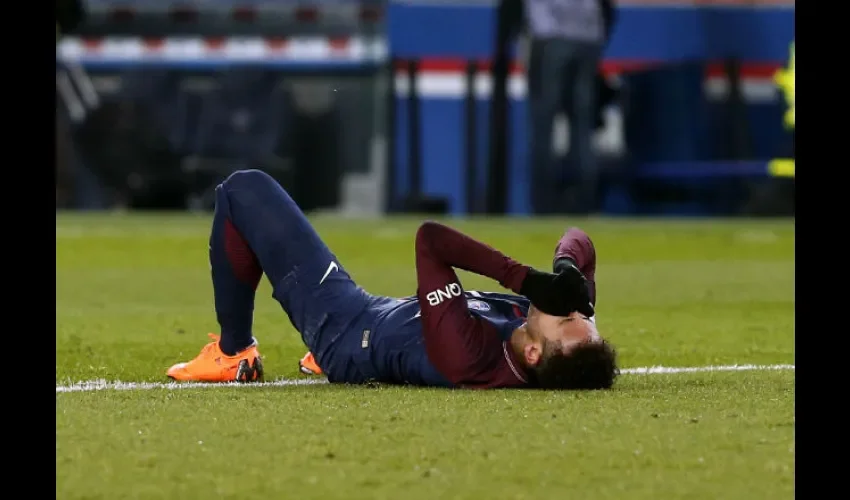 Neymar sufre de un esguince asociado a una fisura.