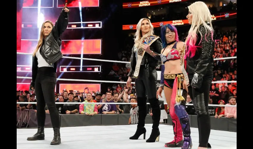 Ronda Rousey hizo su aparición oficial en la edición 2018 del Royal Rumble.