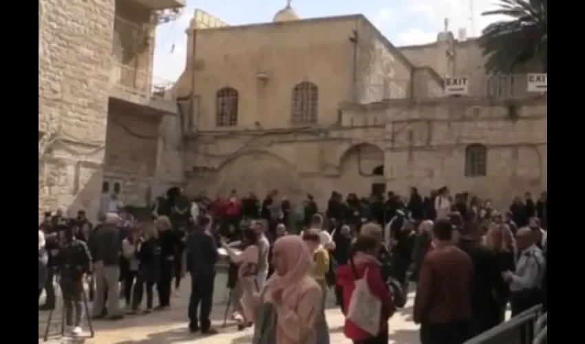 Peregrinos y turistas sorprendidos por el cierre del Santo Sepulcro. FOTO/EFE