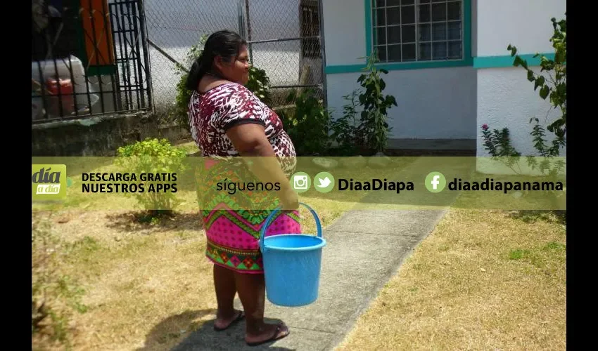 Mujeres tienen músculos de tanta agua en tanque que cargan para sus casas.  Roberto Barrios 