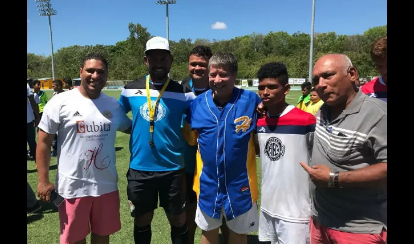 Jugadores se toman fotos junto al técnico de la Selección de Panamá, Hernán Dario Gómez 