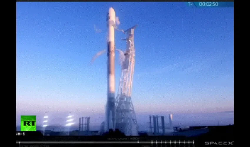 Un cohete Falcon 9 se eleva desde la Base Aérea Vandenberg en California. Cortesía