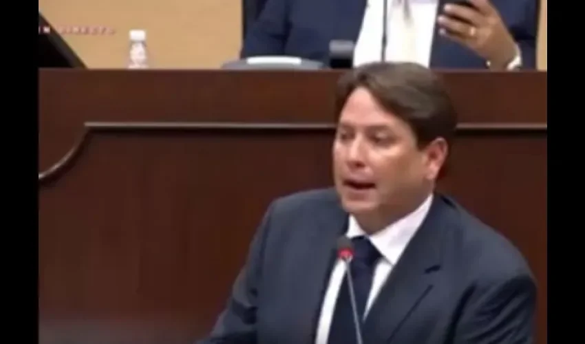 Foto captura del video de Juan Felipe De La Iglesia durante su pronunciamiento en la Asamblea. 