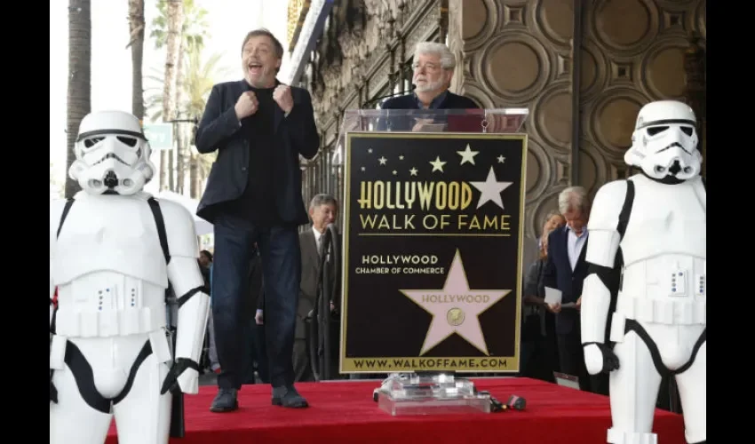 El actor estadounidense Mark Hamill (i) reacciona al discurso del director George Lucas (d) durante una ceremonia que lo honra con una estrella en el Paseo de la Fama. EFE 