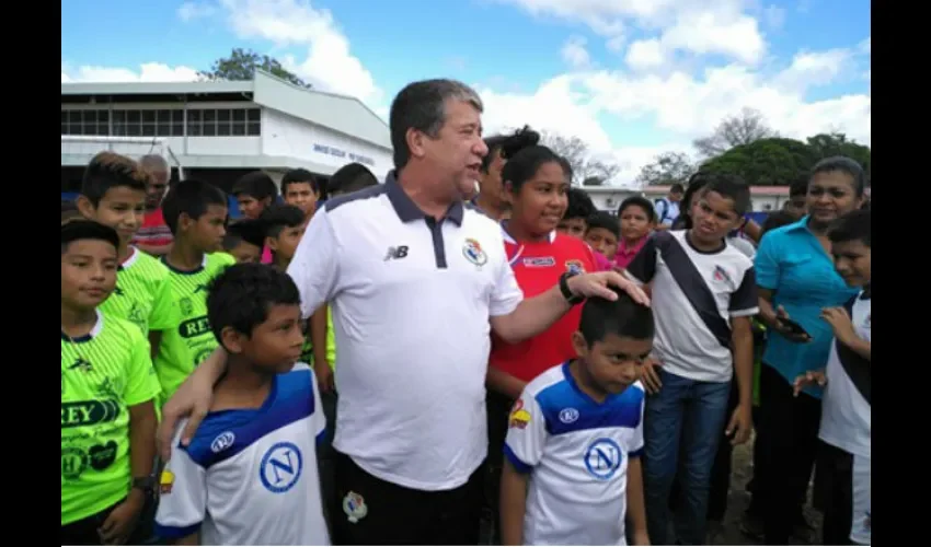 El entrenador de la Selección Mayor de Fútbol de Panamá comparte con los niños. Foto: Fepafut