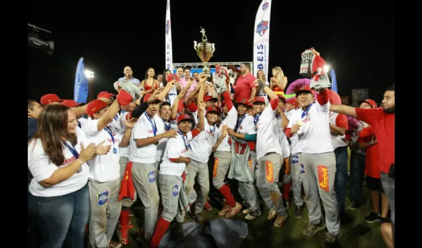 El equipo celebró a lo grande el triunfo. Foto: Anayansi Gamez 