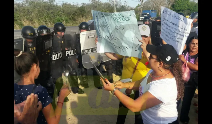 Padres de familia de la escuela La Colorada protestan. 