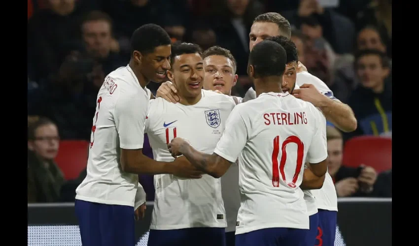 Los jugadores de Inglaterra celebran el gol de la victoria.