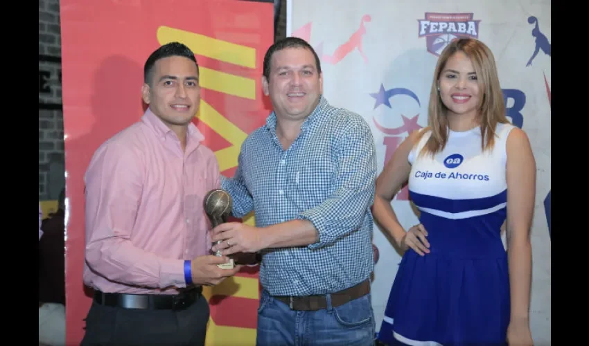 Joel Muñoz recibe su trofeo por parte de Emilio Guinard presidente de la LPB.
