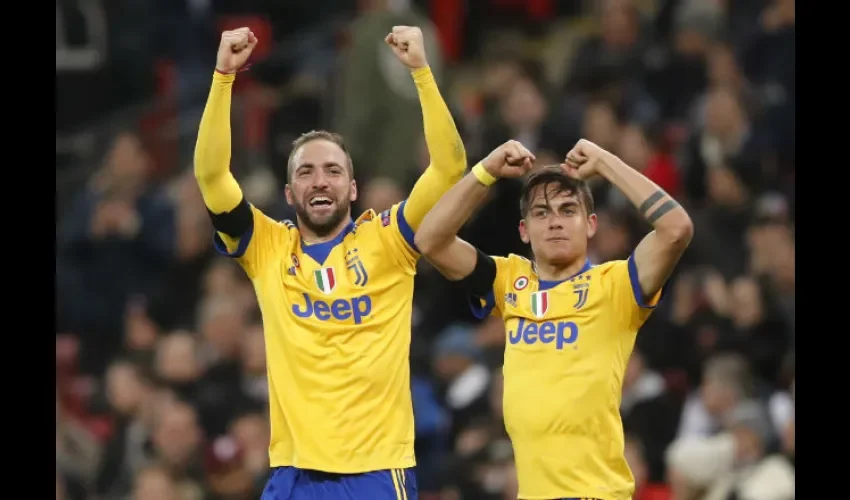 Higuaín (izq.) y Dybala (dcha.) celebran el pase del Juventus.
