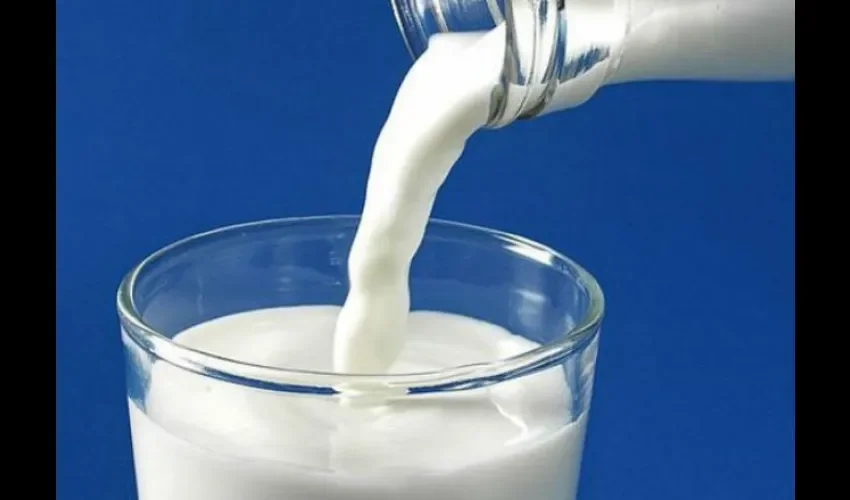 Lecheros piden a los consumidores comprar leche panameña y no la importada.   Ilustrativa / archivo