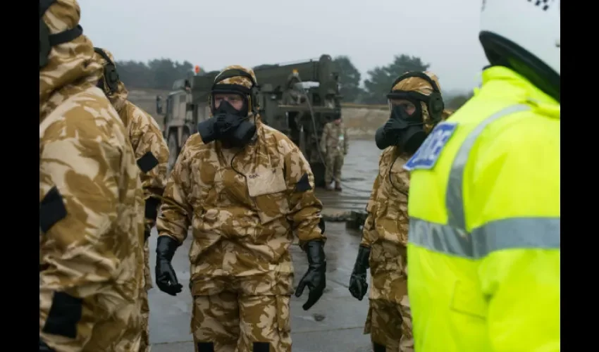 Miembros del Escuadron Falcon del régimen real de tanques mientras realizan un entrenamiento previo antes de unirse a las autoridades civiles en el centro de la ciudad de Salisbury. FOTO/EFE