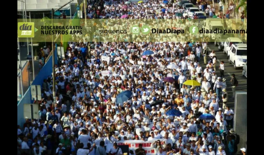 Espacio en las calles fue lo que faltó para la cantidad de panameños que asistieron a la marcha de ayer.  Roberto Barrios