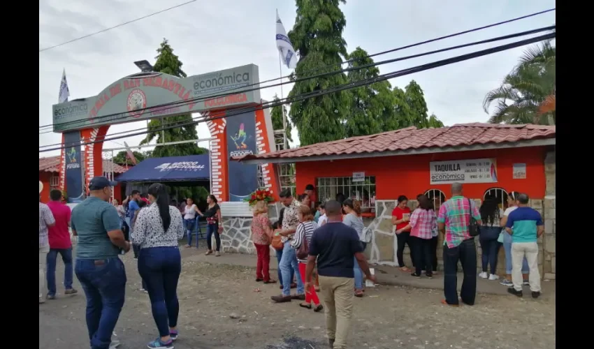 Los que más se destacaron fueron los niños con medias de colores.