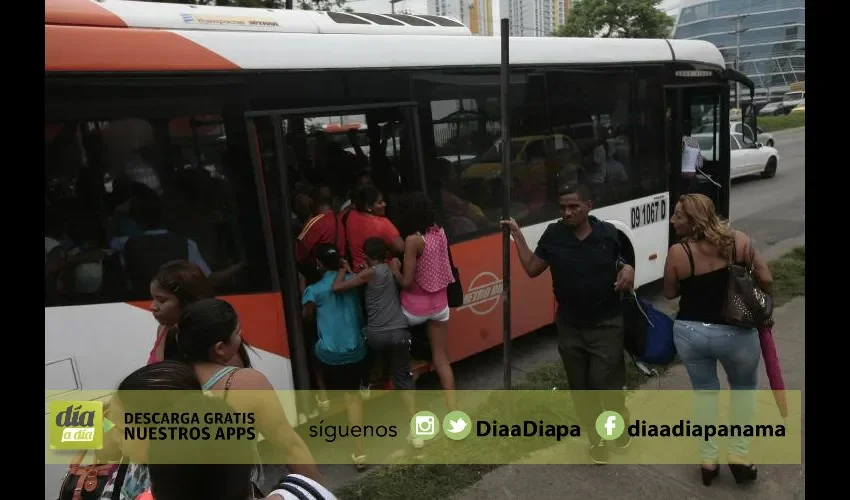 La mala costumbre de los panameños  salta a la vista, prefieren ir mal sentados que quedarse en la parada.   Roberto Barrios 