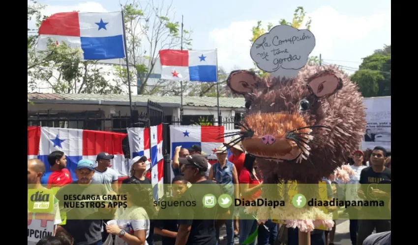 Davis pidió a la gente que siga pegando sus pancartas durante la semana. Foto: Jesús Simmons