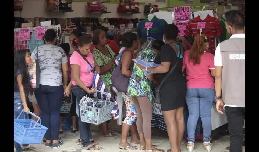 Solo piensan en comprar y gastar, la cultura del panameño se vuelve recurrente.    Archivo 