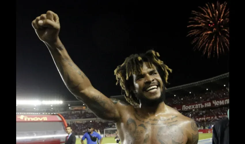 Román Torres (izq.) fue uno de los jugadores más criticados en redes sociales.