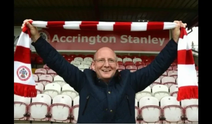 Andy Holt, propietario de Accrington Stanley.