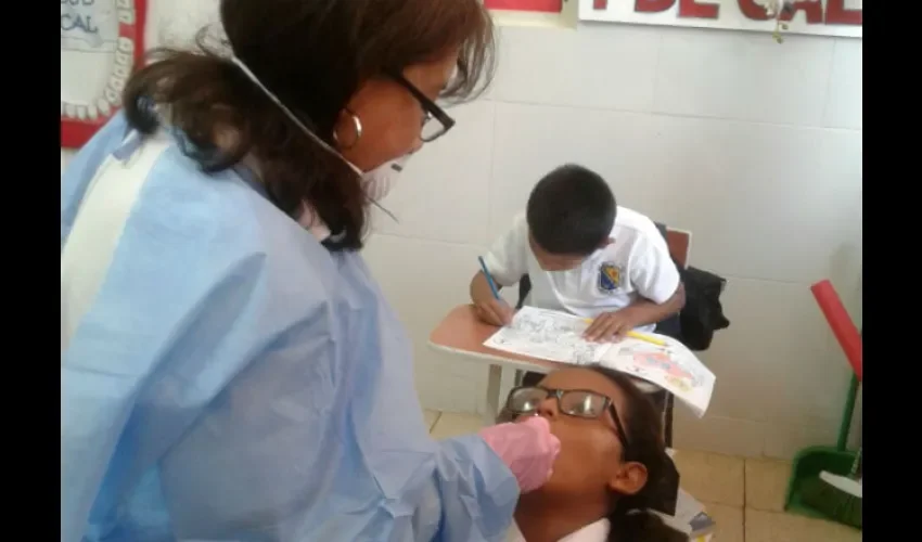 Foto ilustrativa durante la revisión bucal a una estudiante. 