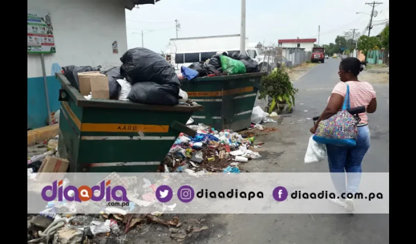 Los moradores caminan al lado de los "pataconcitos". Foto: Jesús Simmons