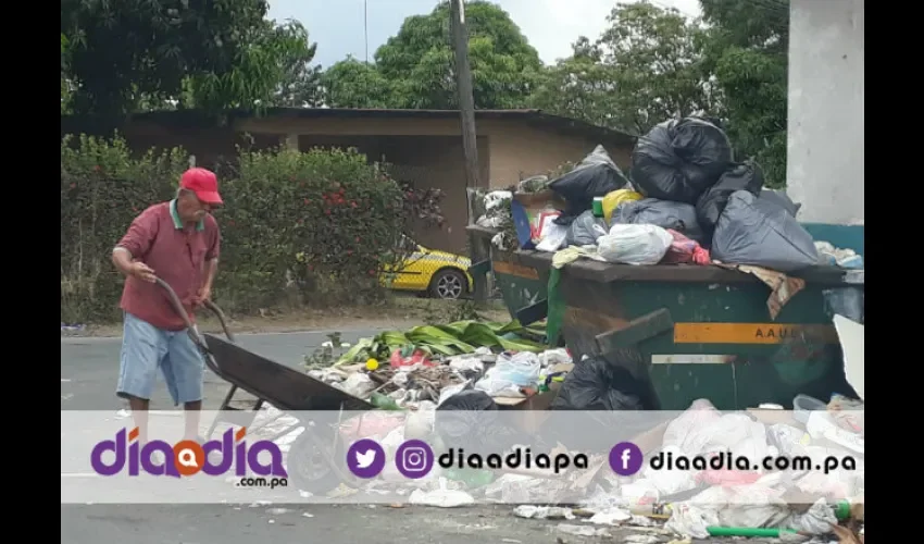 Hay personas que cobran por recoger la basura en carretillas que luego arrojan en donde están las tinaqueras. Foto: Jesús Simmons