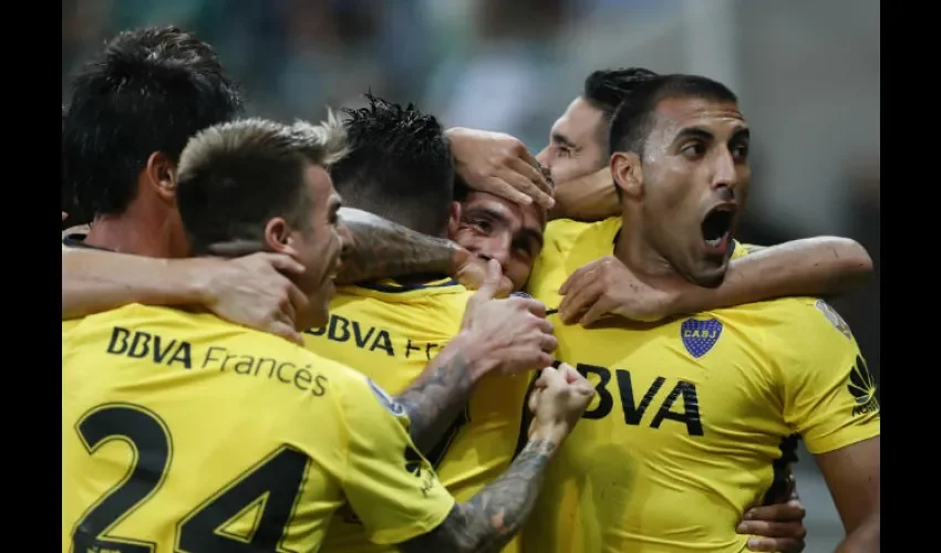 Carlos Tévez (c) del Boca celebra un gol ante Palmeiras. EFE 