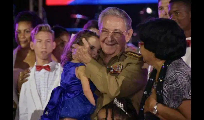 El presidente cubano Raúl Castro asiste  a un cumpleaños colectivo en la escuela para niños con necesidades especiales "Solidaridad con Panamá" en La Habana. EFE 
