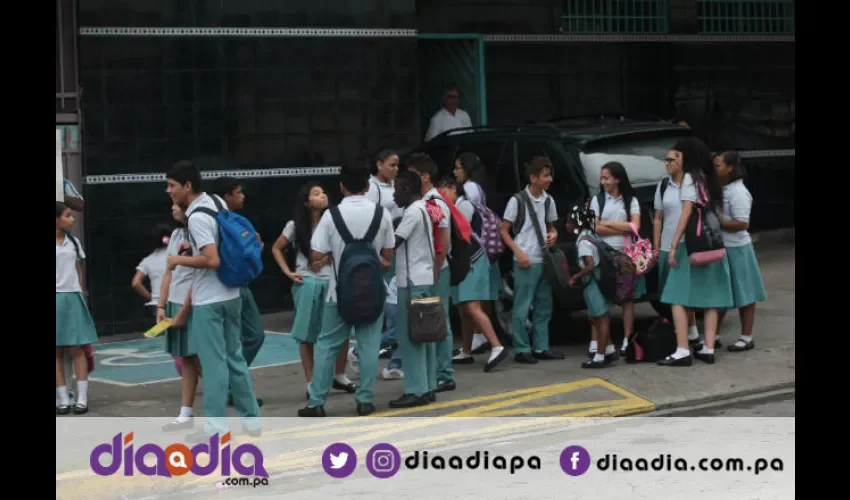 Los padres esperan que sea aprobada la ley para pagar menos en las escuelas particulares. Foto: Roberto Barrios