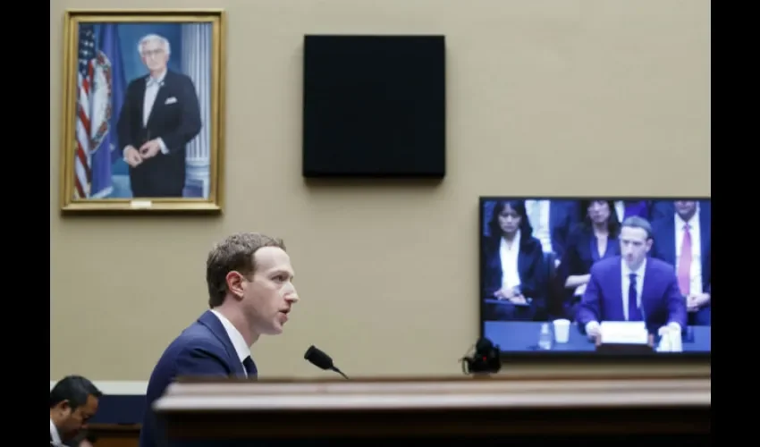 Foto ilustrativa de la audiencia realizada a Mark Zuckerberg. 