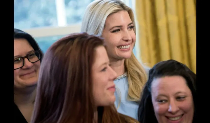 La hija y asesora del presidente Donald Trump, Ivanka Trump, sonríe mientras asiste a la firma del proyecto de ley "H.R. 1865", conocida como la Ley Permitir a los Estados y las Víctimas de Lucha contra el Tráfico Sexual en línea, en la Casa Blanca. EFE 