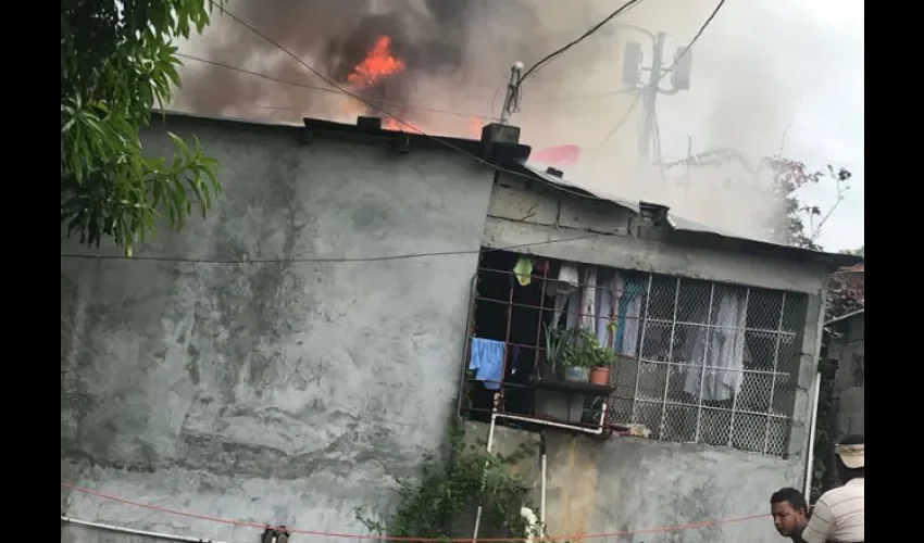 Moradores trataron de sofocar el incendio. Foto: @traficopanamá