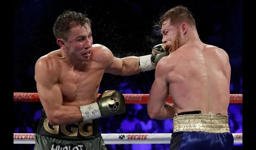 Gennady Golovkin (izq.) peleó el año pasado contra Saúl "Canelo" Álvarez./ AP