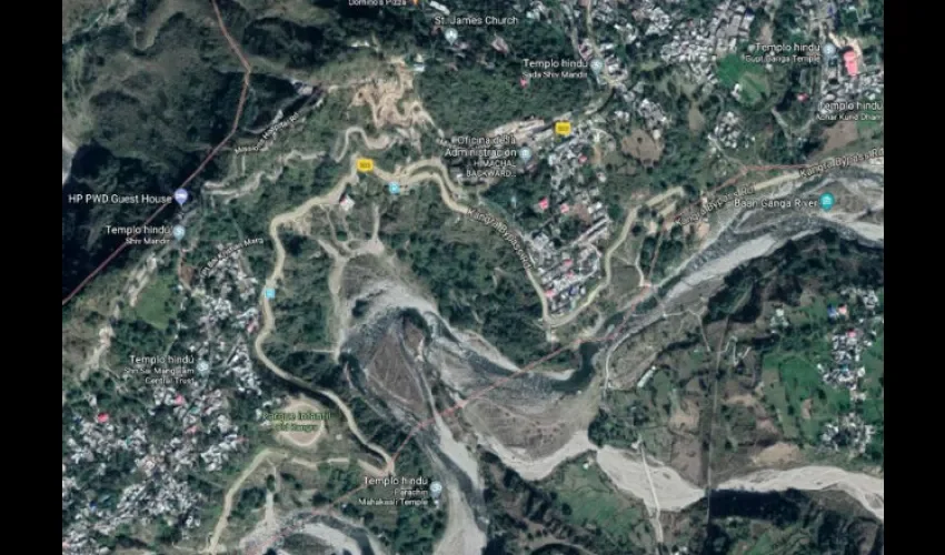 Carretera de Kangra, en la región himalaya de Himachal Pradesh, en la que un autobús escolar se ha despeñado (Maps). Foto:  La Vanguardia 