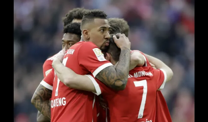 Jerome Boateng celebra junto a sus compañeros la victoria del Bayern.