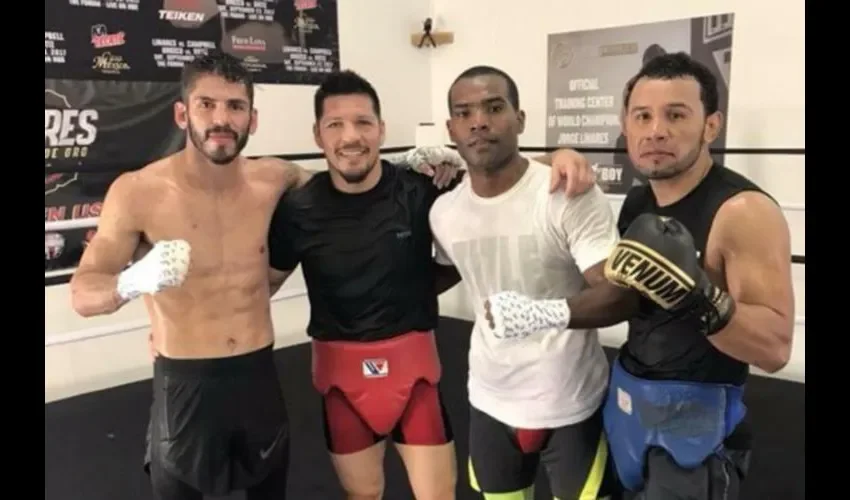 Jezreel Corrales (súeter blanco) ya tiene una semana en Las Vegas, Nevada./Cortesía