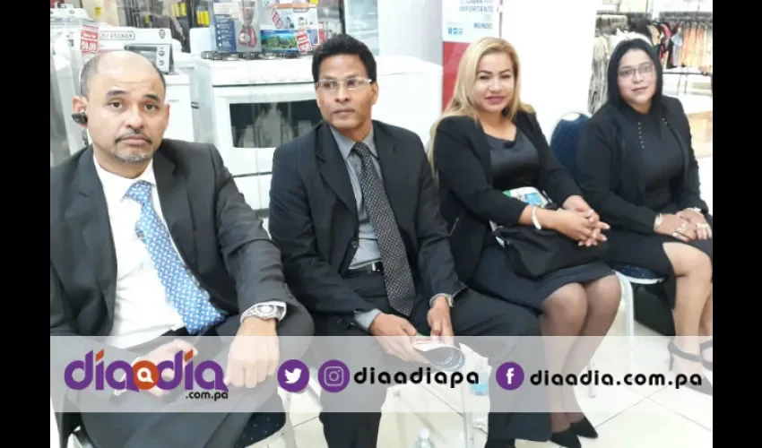 De izquierda a derecha César Flores, juez de paz del corregimiento José Domingo Espinar; Luis Sufle, Amelida Denis de Icaza; Matilde Samudio, Victoriano Lorenzo y Yadira Plata, Mateo Iturralde, Foto: Jesús Simmons